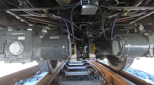 レール幅に合わせて車輪幅をトランスフォームする「軌間変更台車」がカッコいい！ｗ