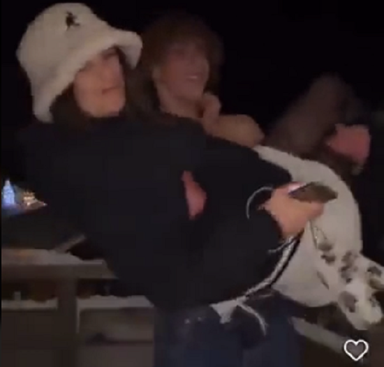 ベランダから彼女を落としそうになるイタズラビデオのつもりが本当に3階から落としてしまった！