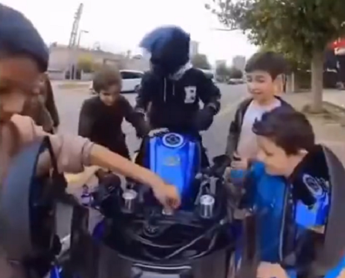 バイクを子供たちに触らせてたら走り出して大変なことになったバイカー！ｗ