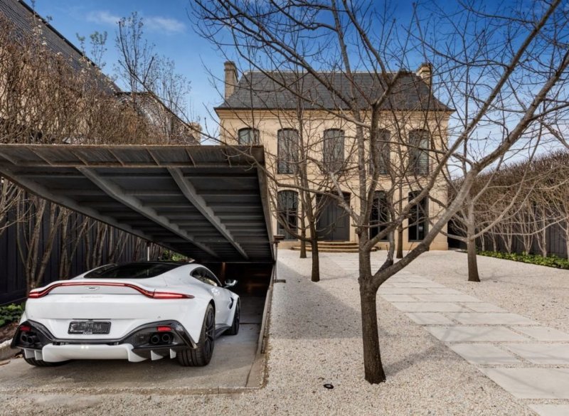 バットマンの秘密基地のようなガレージがあるメルボルン郊外の豪邸が売りに出されてるぞ 11枚の写真 夜ふかしのすすめ