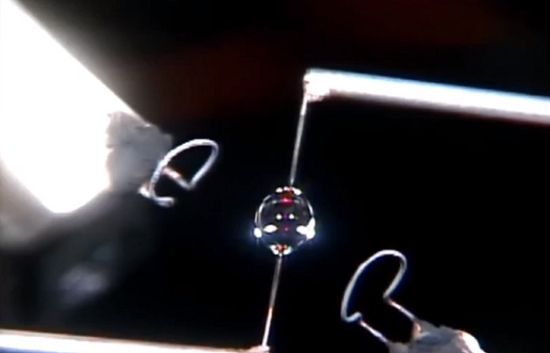 NASA の実験で無重力空間で燃料に火をつけると炎は球形になる！