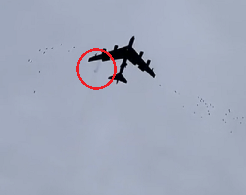 「B-52爆撃機」が飛行中に鳥と衝突する瞬間を撮影してしまった投稿者！