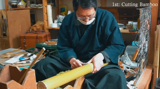竹を編んでブリーフケースを作る職人の仕事に見入ってしまう！