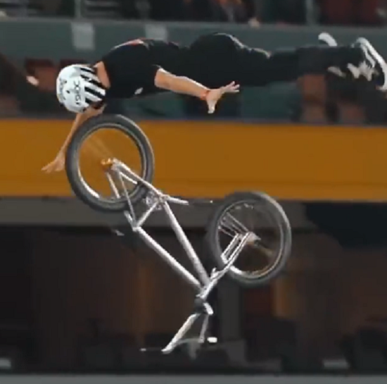 BMXライダーによる印象的なトリックが凄すぎる！