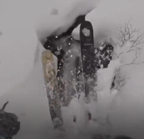 スキーヤーが雪に覆われた滝の落とし穴に落ちマズい状況になる！
