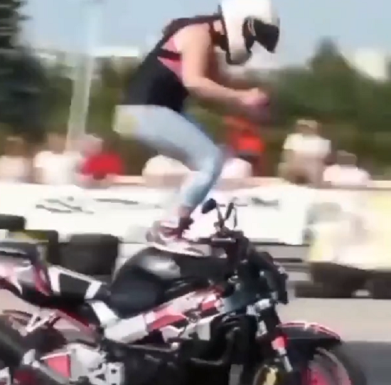 バイクエクストリームで「サソリ」という大技をキメた女性ライダー！　それ失敗だよねｗ