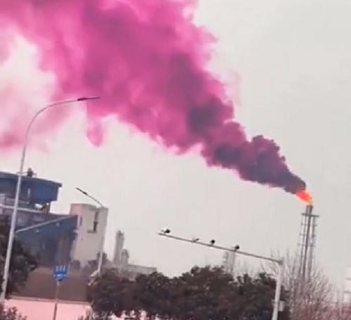 中国の煙突から出る「紫色の毒々しい色の煙」が出てるけど、何をしたんだ！？