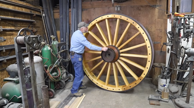 馬車の大きな「木製車輪」を作る職人の仕事に見入ってしまう！