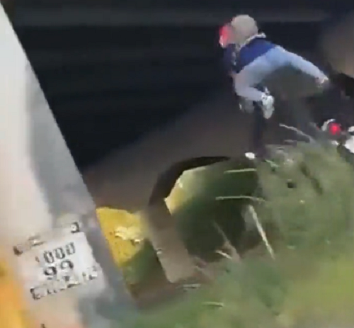 ２人乗りのバイクがオフロードに飛び込んだ結果、搭乗者が飛び上がることに！ｗ