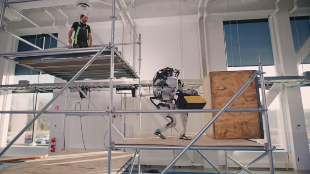 「二足歩行ロボット」が建設現場で働きだすのも近い！？（2つの動画）