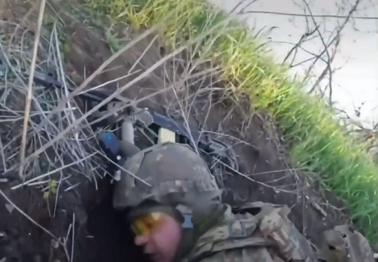 ウクライナの兵士が戦場でPTSDに苦しむ様子が嫌すぎる！（２つのビデオ）