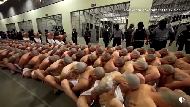 エルサルバドルでギャングの収容者数千人を開設された「メガ刑務所」に移送する様子が凄い！！