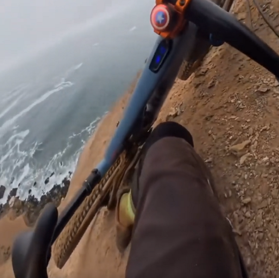 崖から自転車ごと滑落しそうでギリギリ踏ん張っている人がって怖すぎる！