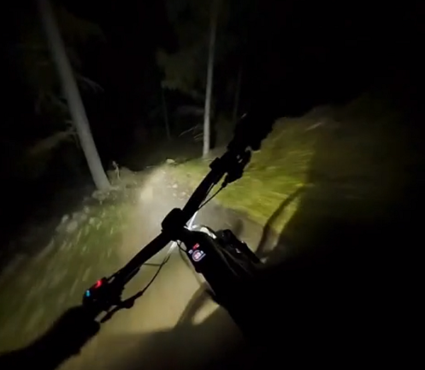 真っ暗な山の中を自転車でダウンヒルをするとめっちゃ怖い！ｗ