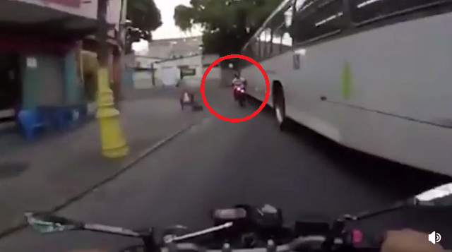 バスを追い越そうとしたバイクが巻き込まれバキバキ踏み潰されてしまった！