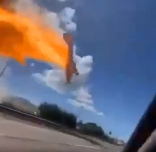 高速道路に小型飛行機が燃えながら墜落してきた！（２つのビデオ）