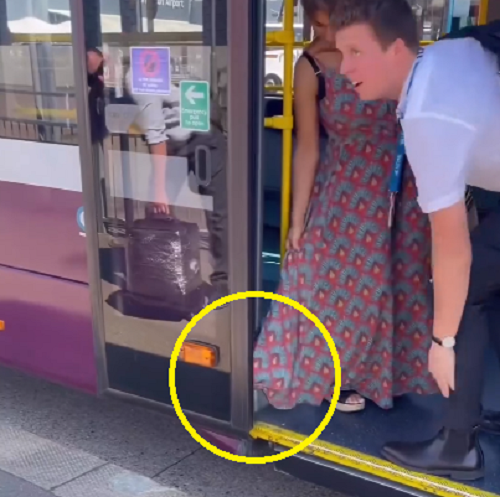 バスのドアにスカートが挟まるトラブルにって、ナイスタイミングな運転手！ｗ