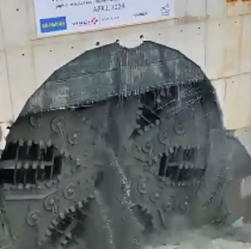 トンネルを掘るシールドマシンが貫通してくるシーンがちょっとカッコいい！