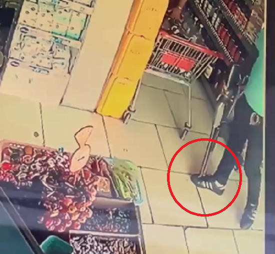 暇を持て余した警備員がショットガンで自分のつま先を撃ち抜いてしまった！ｗ
