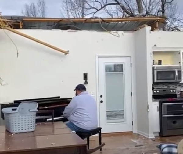 「竜巻」の後に屋根の無くなった家の残骸の中で静かにピアノを弾く男！（3つのビデオ）