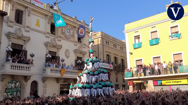 スペインの「人間の塔」で初めて9階建ての塔が成功したようです！！