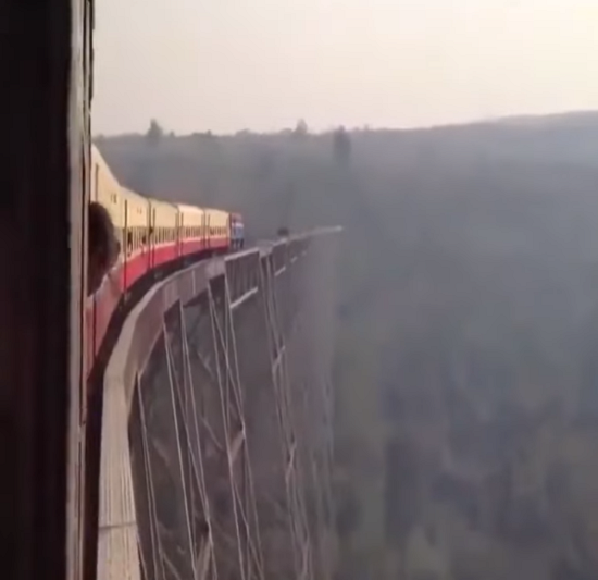 「ラピュタ」に出てきたような光景の鉄道が実際にあった！　ちょっと怖いｗ