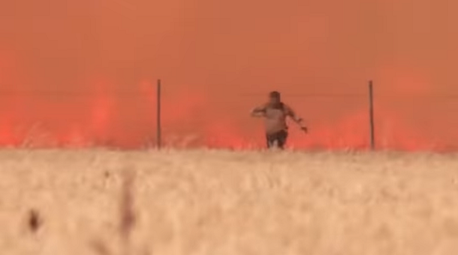 スペインの山火事に包まれそうになった男性がギリギリ脱出する恐ろしい瞬間が撮影された！