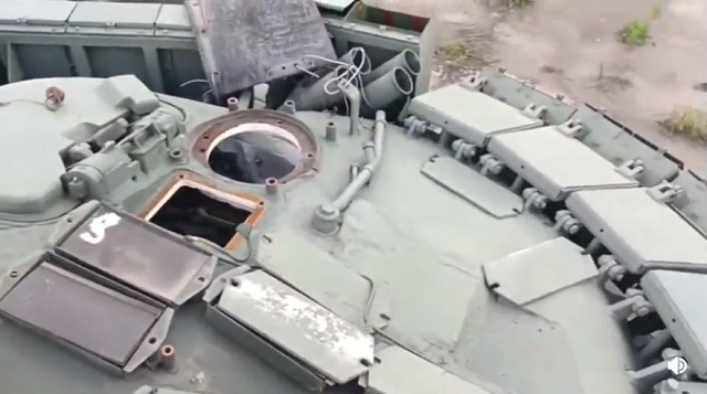 ロシアのT-80BVM戦車を捕獲して点検してみたら「動的保護」はゴムの板だったことが判明した！ｗ