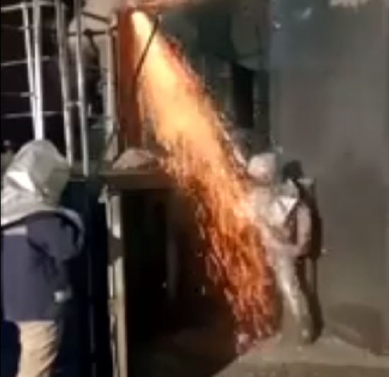製鉄所の詰まりを直す作業が命がけで嫌すぎる！ｗ