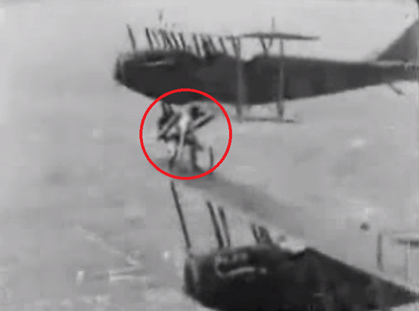 1920 年代に飛んでいる飛行機に乗り移り車輪を取り付ける危険なスタントをしていた女性が凄い！