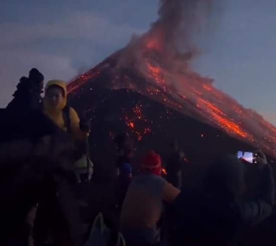 「火山」に近付きすぎた登山者が噴火が始まりちょっとヤバいことに！