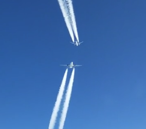 ２機の飛行機が飛行機雲を引きながらギリギリ交差する様子を捉えた！