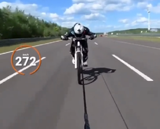 バイクで自転車を牽引し時速 270km以上で走るとこんな感じ！　怖すぎるｗ