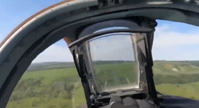 撃墜された戦闘機から射出したロシアパイロットの一人称映像が凄い！（2つのビデオ）