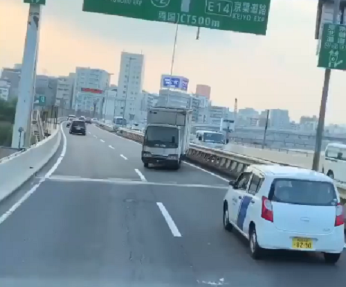 日本の高速道路ではバックでドリフトしっぱなしのトラックがいるようです！ｗ