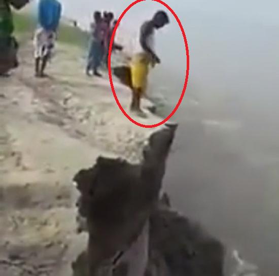 浸食し崩壊しそうな海岸に立ってた男が、案の定落ちた！　大丈夫か？（2つのビデオ）