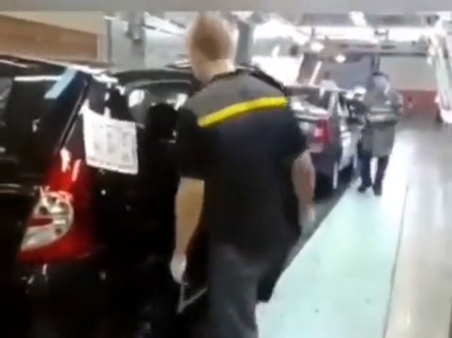 ルーマニアの車工場で最終的にドアの微調整をする作業員の様子がこれ！