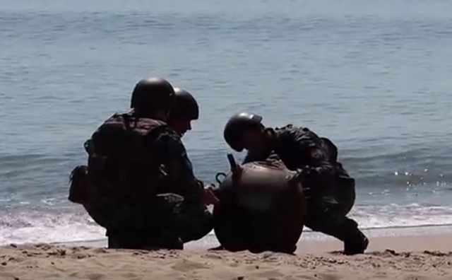 オデッサの海岸に打ち上がった「機雷」を爆破処理するウクライナ軍の兵士たちの様子！（2つのビデオ）