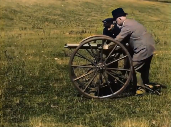 1897年に世界初の「機関銃」を発明者自身がテストする様子の映像 ！()