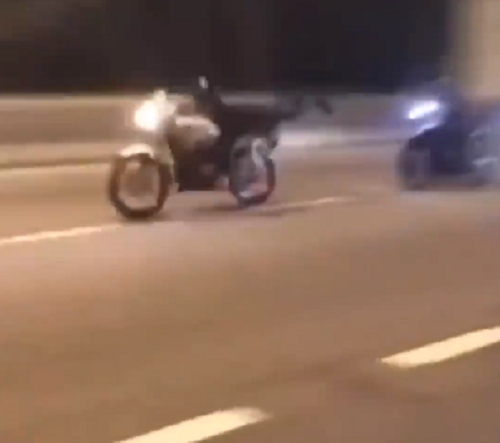 バイクで天国に直行できる乗り方をしたティーンエイジャー！