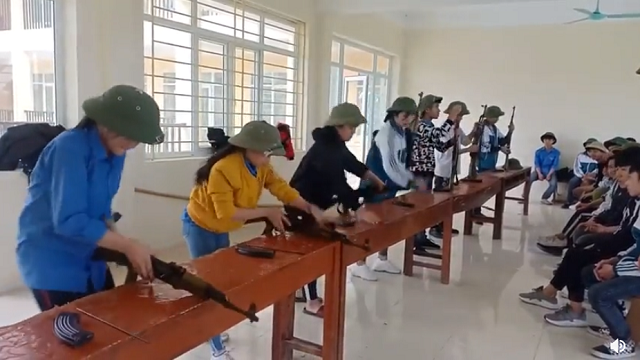 ベトナムの高校の生徒はみんな軍用ライフルの分解と再組み立てができるように習います！！