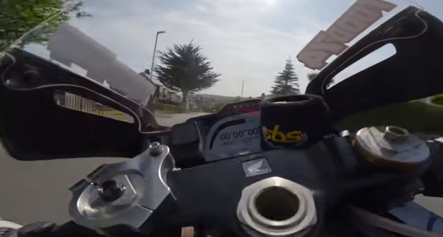 2023マン島TTレースで狂気の走りをするデイビー・トッド選手の映像を見てみよう！（２つのビデオ）