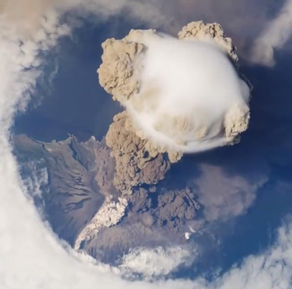 宇宙から見た「火山噴火」の様子はこんな感じで凄い！