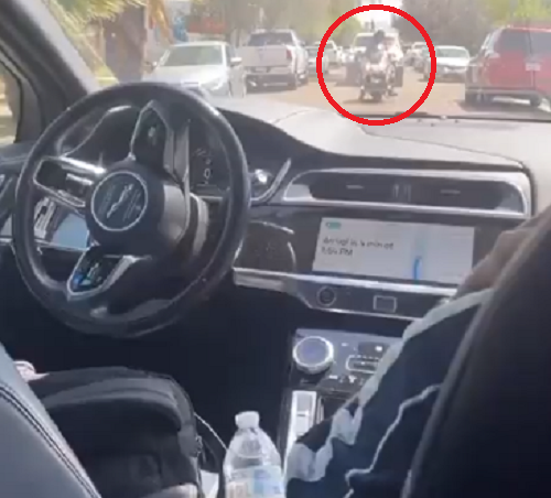自動運転タクシーと警官との戦い！　残念ながら機械は融通がききませんｗ