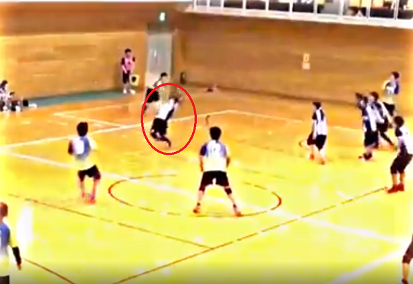 ドッジボール試合でめっちゃエキセントリックな動きで神回避する選手が凄い！ｗ
