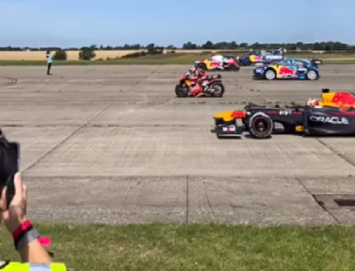 F1 カーやMotoGPマシンにWRC カーなどで豪華なドラッグレースをした結果、どれが勝つと思いますか！？