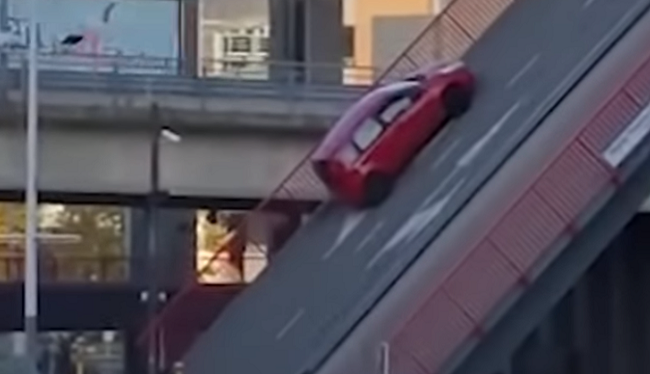「跳ね橋」が上がるとき車が残っていたらどうなるか実践してくれたｗ