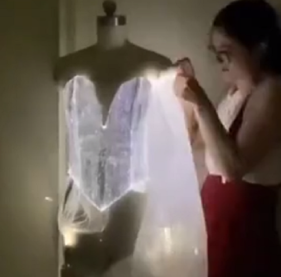 光ファイバーでドレスを作るとこんな素敵になるようです！