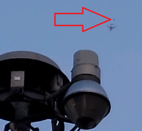 UFOが旅客機を追いかけるように飛んでいるところが撮影された！？　あれは何だろう？