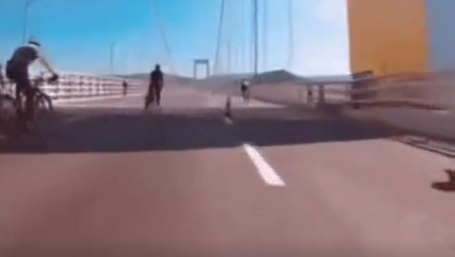 橋にはサイクリスト用の危険な罠が仕掛けられている？ｗ
